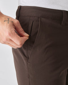 True ClassicSchmale Twill-Chino-Hose in dunkler Eiche