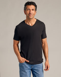 True ClassicCamiseta negra cuello en V